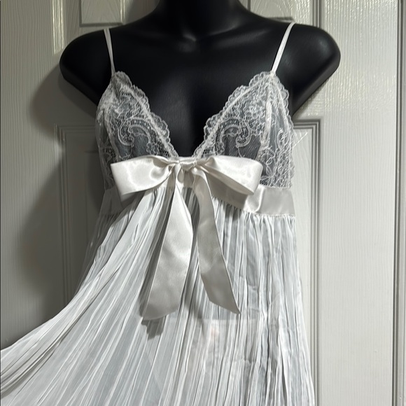 Victoria's Secret White Lace Chemise - Picture 2 of 4
